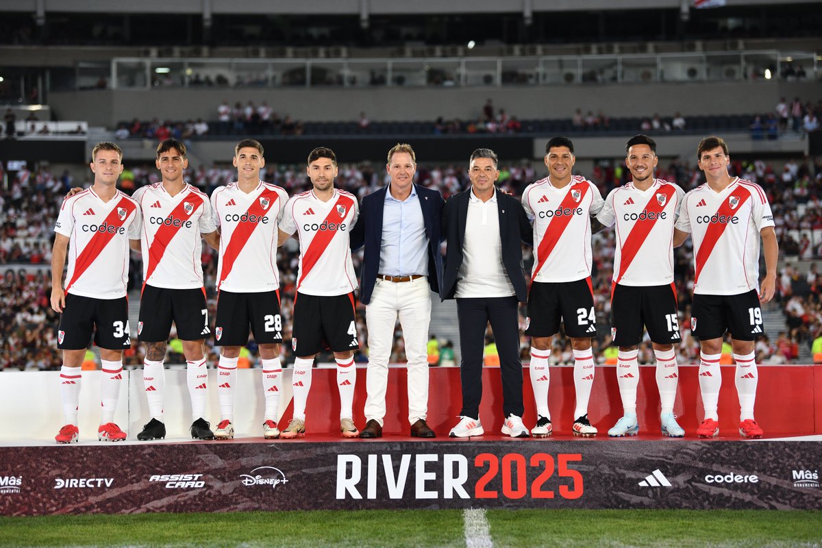 La formación de River vs, México