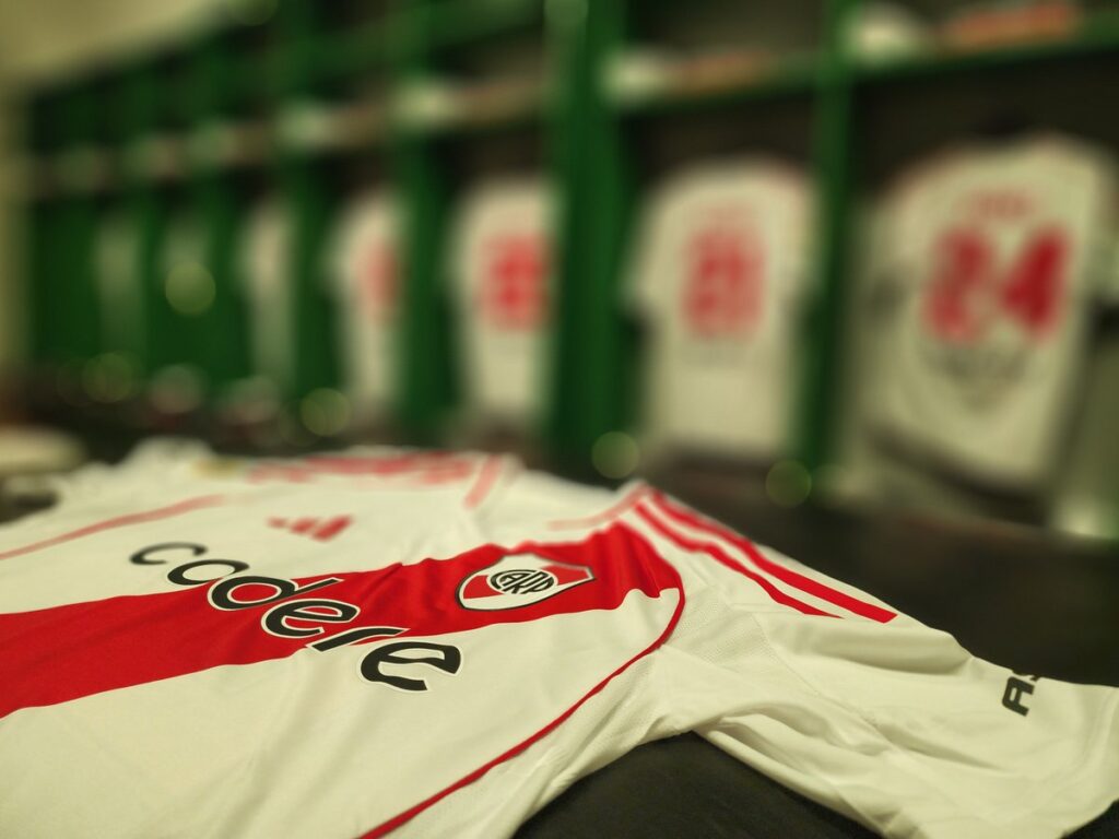 Todo listo en el vestuario de River para visitar a San Martín de San Juan