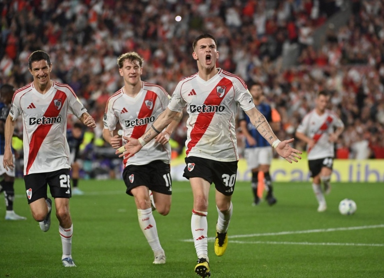 Goles de River: el festejo de Mastantuono