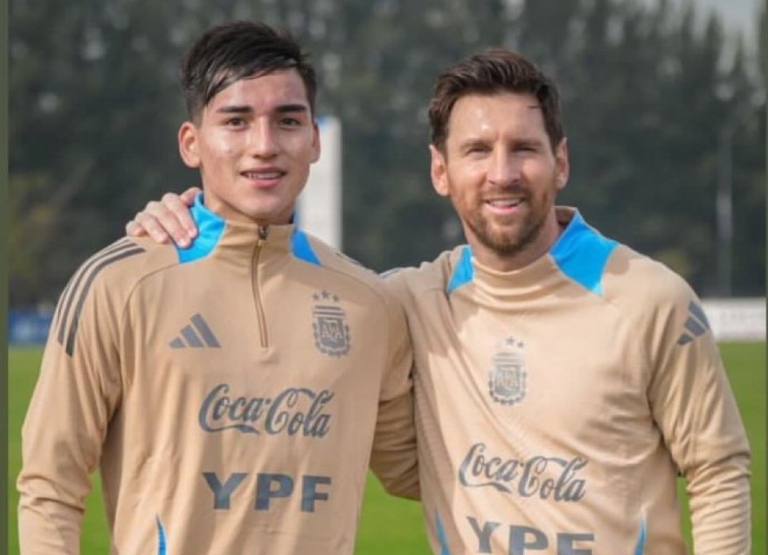 Ian Subiabre junto a Lionel Messi