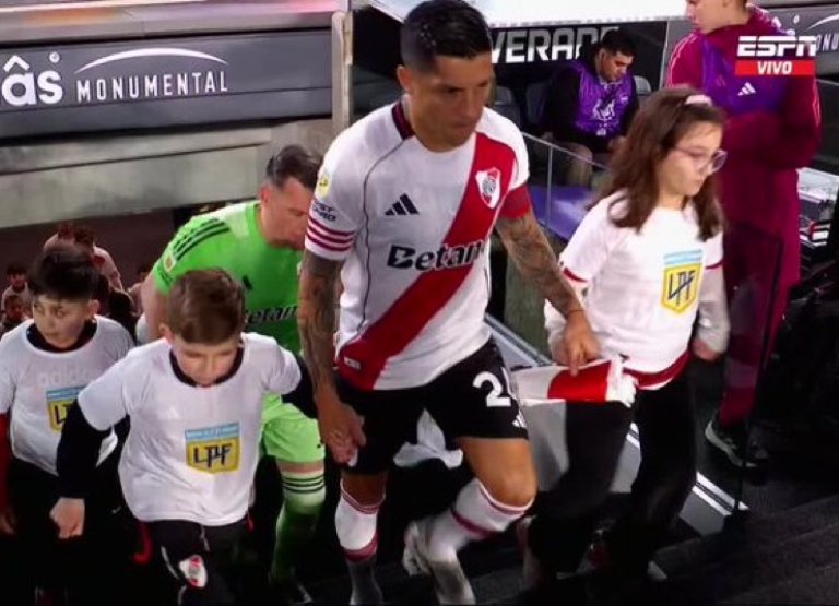 Enzo Pérez capitán River vs Platense