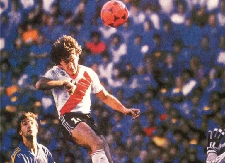 Camiseta de River pelota naranja Beto Alonso